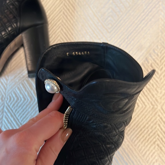 Rare, beautiful soft leather Chanel boots with pearl detail. Size 7.5. - Picture 6 of 6